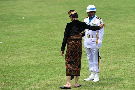 Saat Jokowi Tepuk Pundak Komandan Upacara