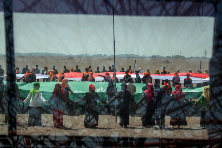 Pemuda NU Gelar Upacara HUT RI di Kolam Lumpur Sidoarjo