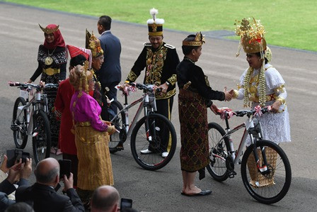 Jokowi Berikan Sepeda ke Istri Menhan