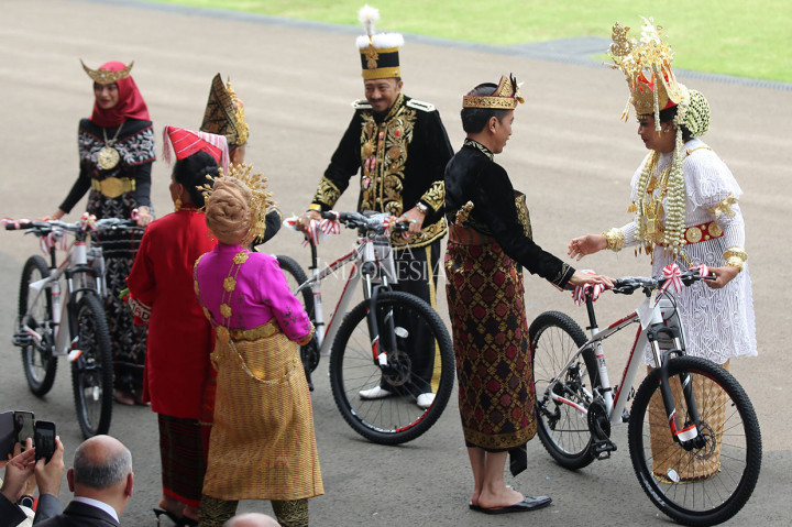Lomba Busana Adat, Istri Menhan Dapat Hadiah Sepeda