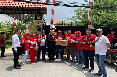 Suporter Timnas U-18 Ramaikan Upacara Bendera di Vietnam