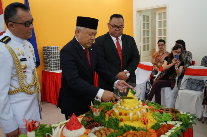 150 WNI Mengikuti Upacara Bendera di KBRI Hanoi