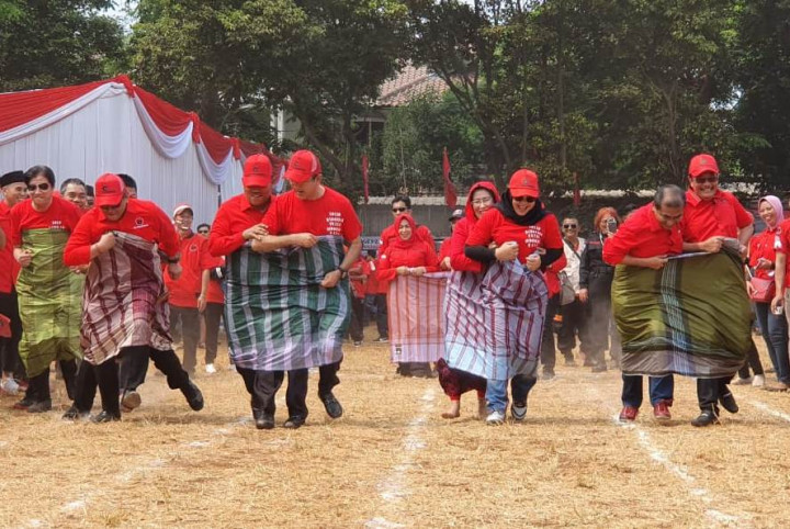 Hasto Kalahkan Djarot di Lomba Balap Sarung