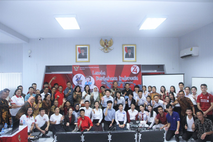 Warga Laos Ikuti Upacara Bendera HUT RI ke-74