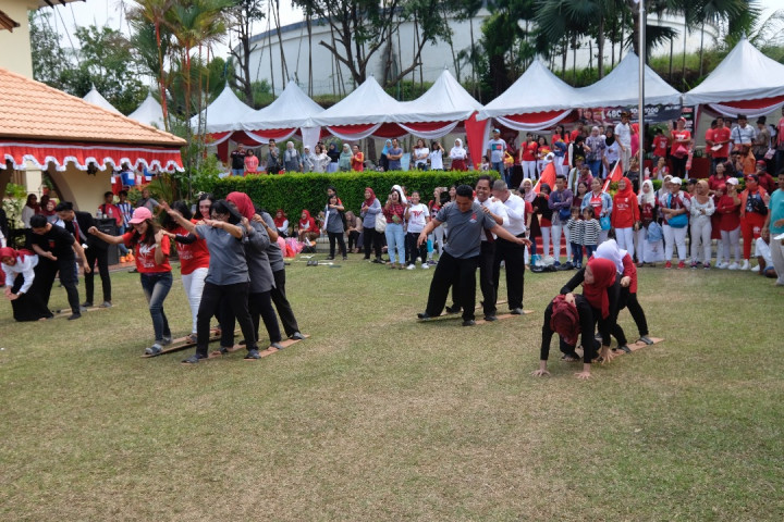 13 TKI Jadi Petugas Upacara di Johor Bahru