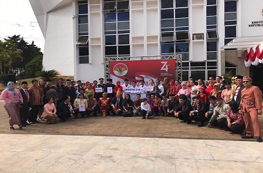 Warga Brasil Khidmat Ikuti Upacara Bendera HUT ke-74 RI