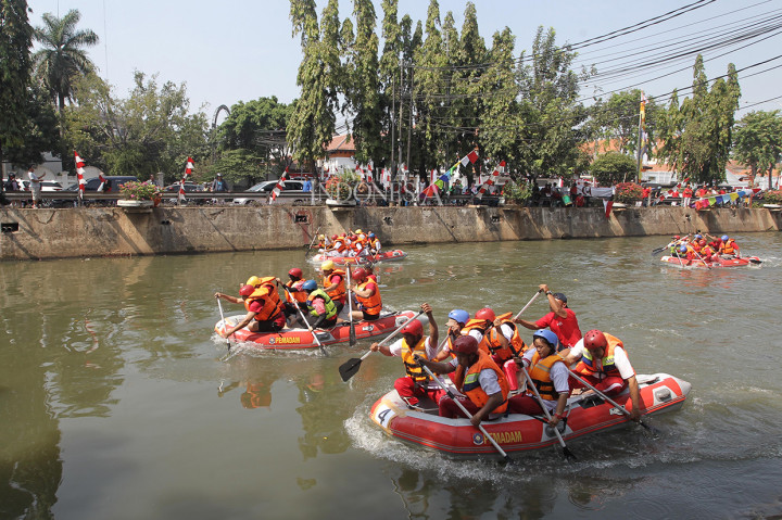 Keseruan Lomba Dayung di Sungai Ciliwung