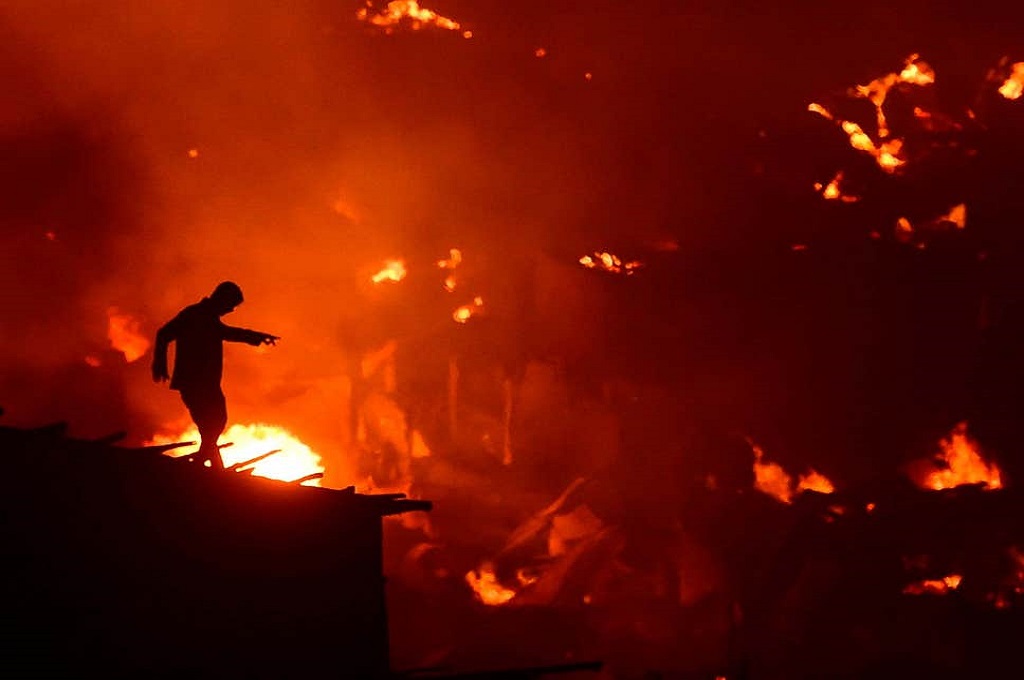 Kebakaran melanda permukiman kumuh Mirpur di Dhaka, Bangladesh, Jumat 16 Agustus 2019. (Foto: AFP/Getty)