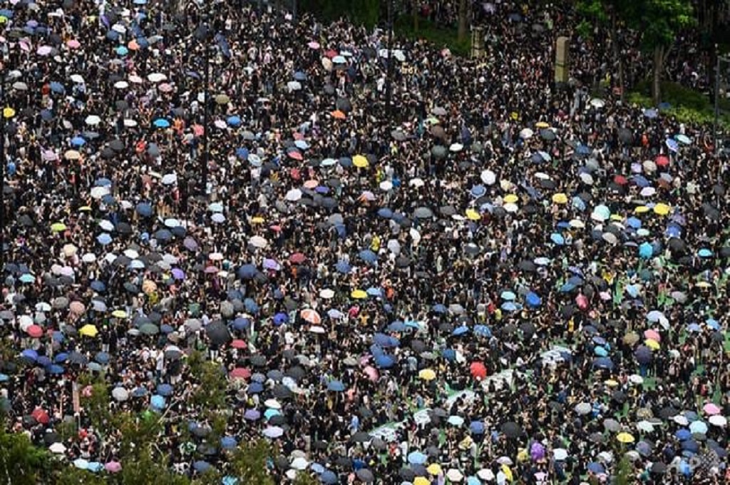 Ribuan demonstran memadati kawasan Victoria Park, Hong Kong, Minggu 18 Agustus 2019. (Foto: PHILIP FONG / AFP)