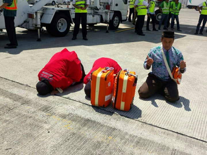 Sujud Syukur Jemaah Haji saat Pulang ke Tanah Air
