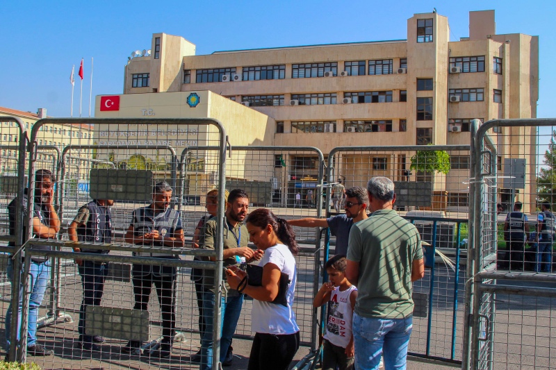 Polisi pasang blokade di depan kantor balai kota Diyarbakir, wali kota di kota itu dicopot atas dugaan terkait teroris Kurdi. Foto: AFP.