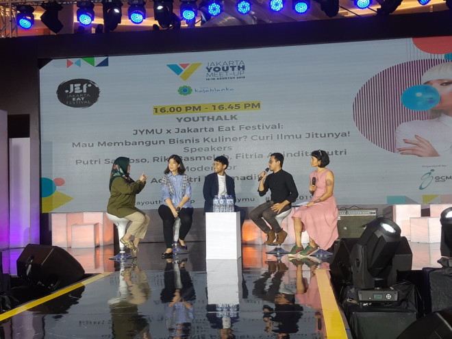 Fitria Anindita Putri, (kedua dari kiri), pemilik By Anind yang sukses mengembangkan bisnis kuliner bisnis kuliner salmon mentai dan shirataki (Foto: Abas/Medcom.id)