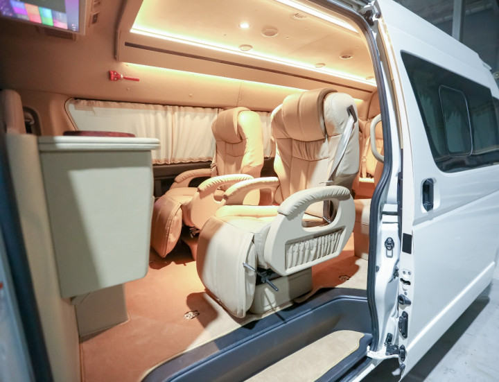 Kabin Eksotis dan Mewah Toyota HiAce Garapan BAV