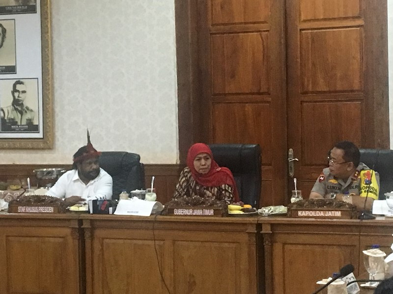 taf Khusus (stafsus) Presiden sekaligus Ketua Masyarakat Adat Tanah Papua Lenis Kogoya, bersama Gubernur Jatim dan Kapolda Jatim saat menemui sejumlah pemuda asal Papua di Gedung Negara Grahadi di Surabaya. (Medcom.id/Amal).