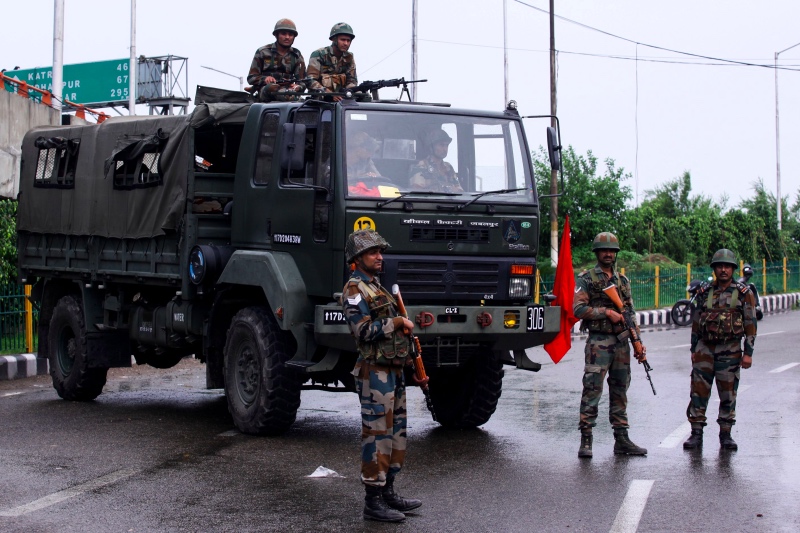 Pasukan paramiliter India melakukan penjagaan ketat di wilayah perbatasan Kashmir. Foto: AFP.