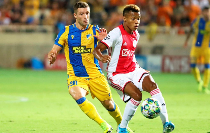 Sepuluh Pemain Ajax Tahan Imbang APOEL