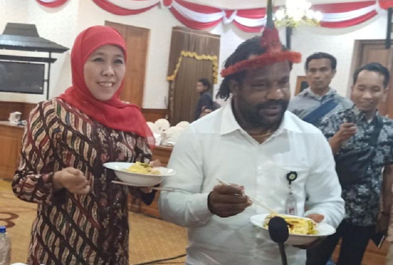 Staf khusus Presiden Jokowi untuk Papua, Lenis Kugoya melakukan  pertemuan dengan Gubernur Jatim Khofifah Indar Parawansa. (MI/Faishol)