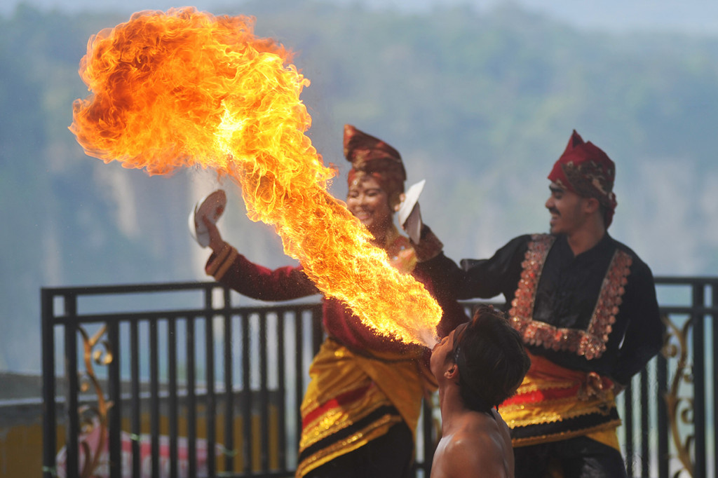 Melihat Atraksi Budaya di Taman Panorama Ngarai Sianok