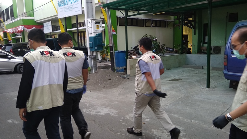Sejumlah petugas KPK saat penggeledahan di Kantor Dinas Pekerjaan Umum, Perumahan, dan Kawasan Permukiman (DPU PKP) Kota Yogyakarta dan Kantor Bagian Layanan Pengadaan (BLP) Kota Yogyakarta. Medcom.id/Ahmad Mustaqim  