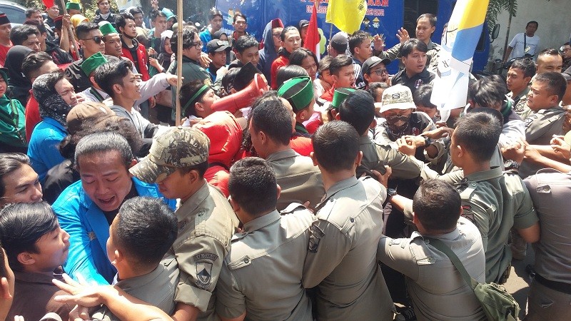 Unjuk rasa berujun rusuh di Cianjur, Jawa Barat, Kamis (15/8). (MI/bebeng surebeng)