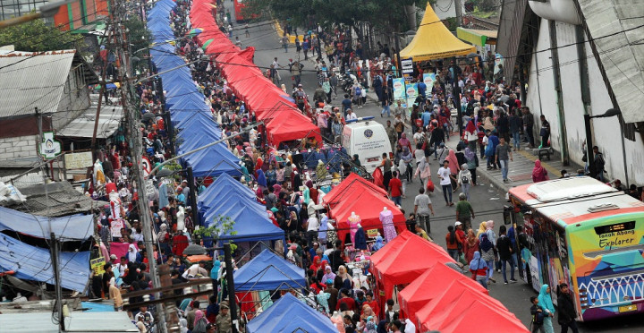 Anies Cari Solusi Pindahkan PKL dari Trotoar