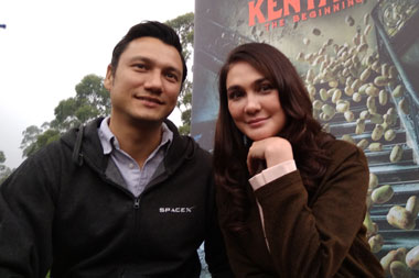 Luna Maya Naik Helikopter ke Lokasi Syuting Film Rumah Kentang