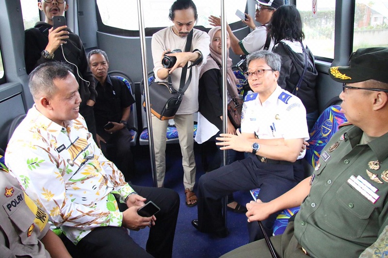 Wakil Wali Kota Bekasi, Tri Adhianto meresmikan dua rute baru Transpatriot di Vida, Bantargebang. Istimewa