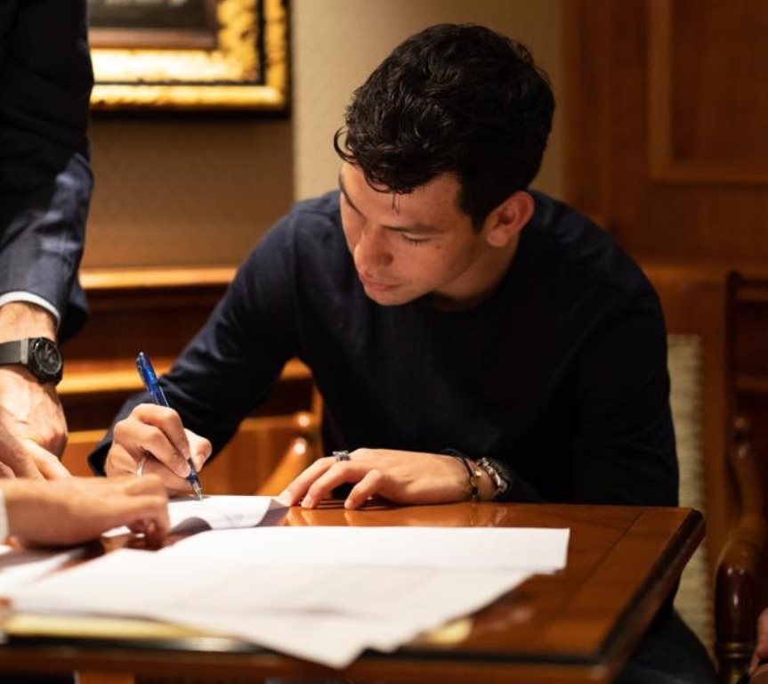 Pemain baru Napoli, Hirving Lozano, meneken kontrak (twitter: @ADeLaurentiis)
