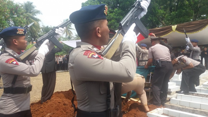 Isak Tangis Hantarkan Jenazah Ipda Erwin ke Liang Lahad
