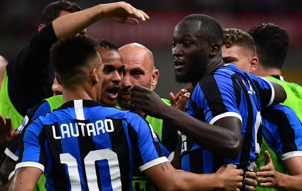 Striker Inter Milan Romelu Lukaku (kanan) berselebrasi dengan rekan setimnya usai mencetak gol ke gawang Lecce (Foto: AFP/Miguel Medina)