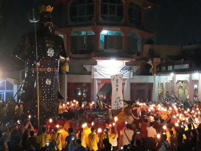 Ratusan umat Buddha se-Jabodetabek melakukan ibadah perayaan Ulambana atau Cioko di Vihara Boen San Bio, Tangerang. Medcom.id/Hendrik Simorangkir