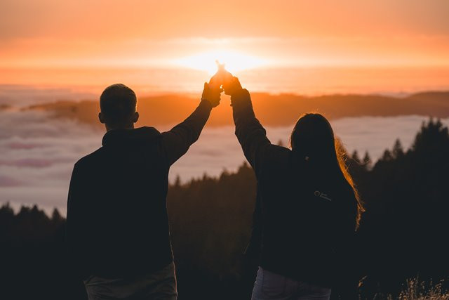 Alasan Kita Mengatakan 'Cheers' Sebelum Minum