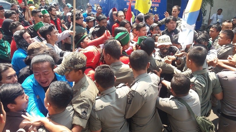 Unjuk rasa berujun rusuh di Cianjur, Jawa Barat, Kamis (15/8). (MI/bebeng surebeng)