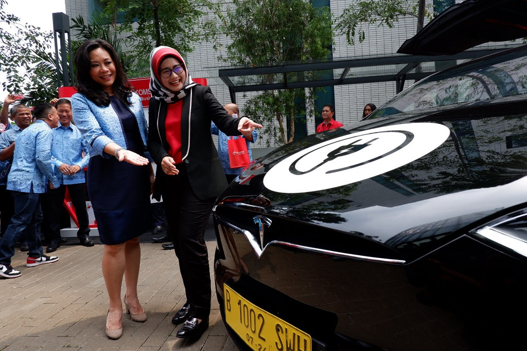 Direktur Utama PT Bluebird, Noni Purnomo dan Direktur Utama Telkomsel, Emma Sri Martini.