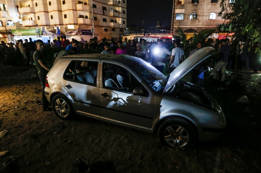 Sebuah mobil yang rusak terkena serangan di kota Gaza, 27 Agustus 2019. (Foto: AFP/MAHMUD HAMS)