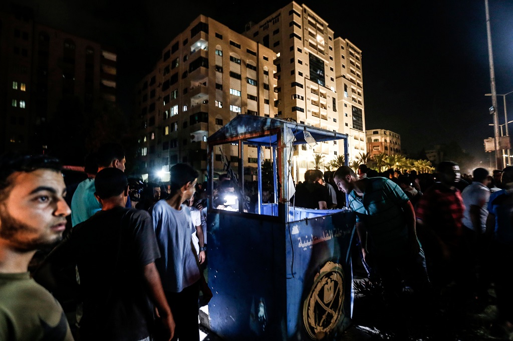Warga Palestina berkumpul di lokasi terjadinya ledakan di kota Gaza, Selasa 27 Agustus 2019 malam. (Foto: AFP/MAHMUD HAMS)