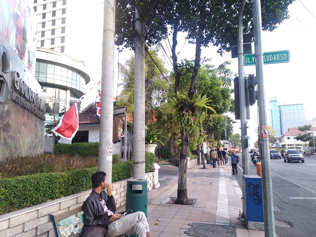 Jalan Yos Sudarso, Surabaya, Jawa Timur, akan ditutup per 31 Agustus 2019 guna pengerjaan basement alun-alun Surabaya. (Foto: Medcom.id/Syaikhul Hadi)