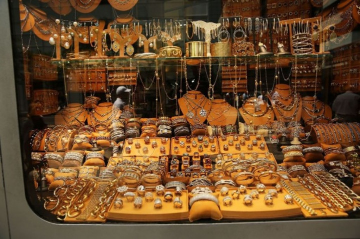 Harga Emas Dunia Jatuh Lebih Dalam