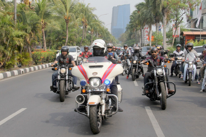 Bikers H-D Bahu-Membahu Bangun Rumah Lansia
