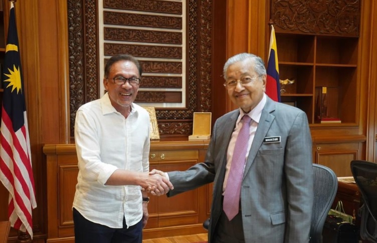 Anwar Ibrahim (kiri) dan PM Malaysia Mahathir Mohamad. (Foto: AFP)