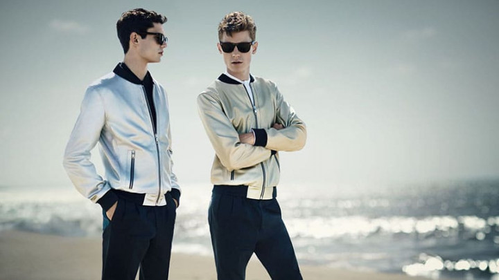 Padu Padan Jaket Bomber di Segala Suasana