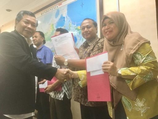 Direktur PFM Wilayah II Serahkan Bansos Dana Hibah