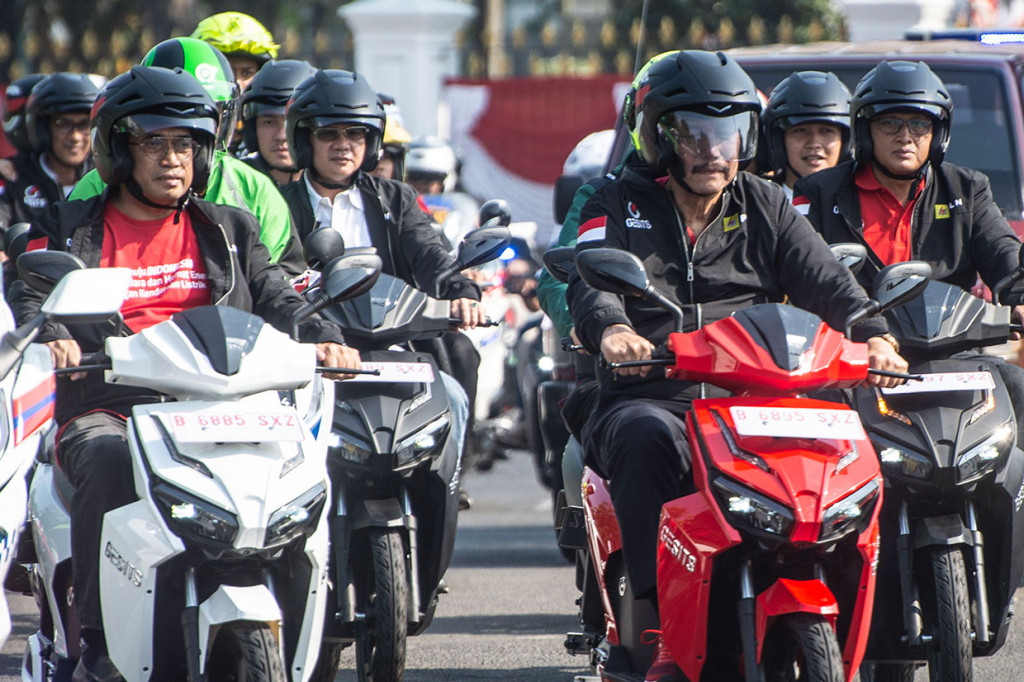 Pameran Kendaraan Listrik, Menko Luhut Jajal Gesits