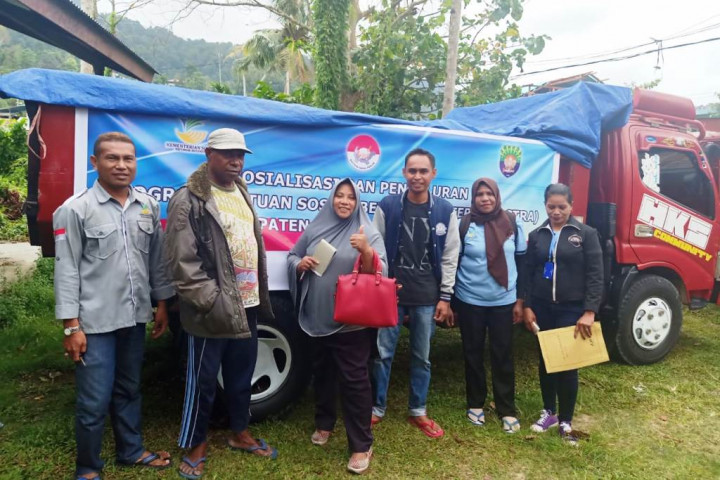 Dihadang Konflik, Kemensos Tetap Salurkan Rastra di Papua Barat