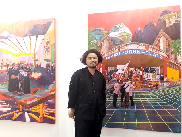Zico Albaiquni turut meramaikan acara Art Jakarta 2019 di JCC Senayan. Ia bercerita tentang lukisan berjudul Perusing the Perversion. (Foto: Dok. Medcom.id/Kumara Anggita)