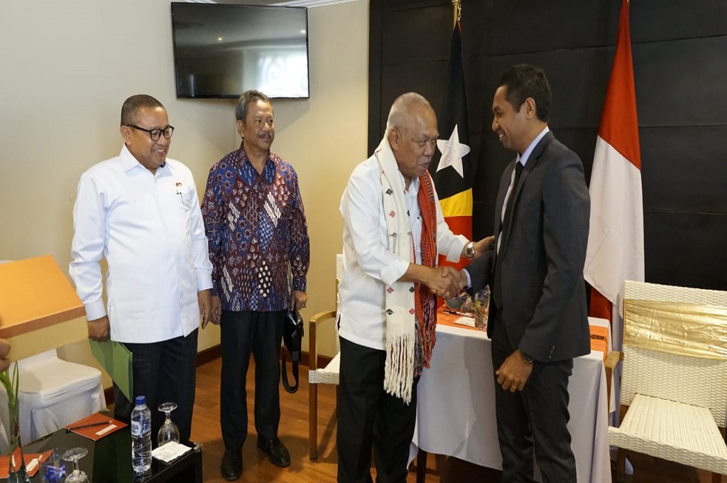 Menteri Pekerjaan Umum dan Perumahan Rakyat Basuki Hadimuljono (dua kanan) dalam lawatan ke Timor Leste. (Foto: KBRI DIli)