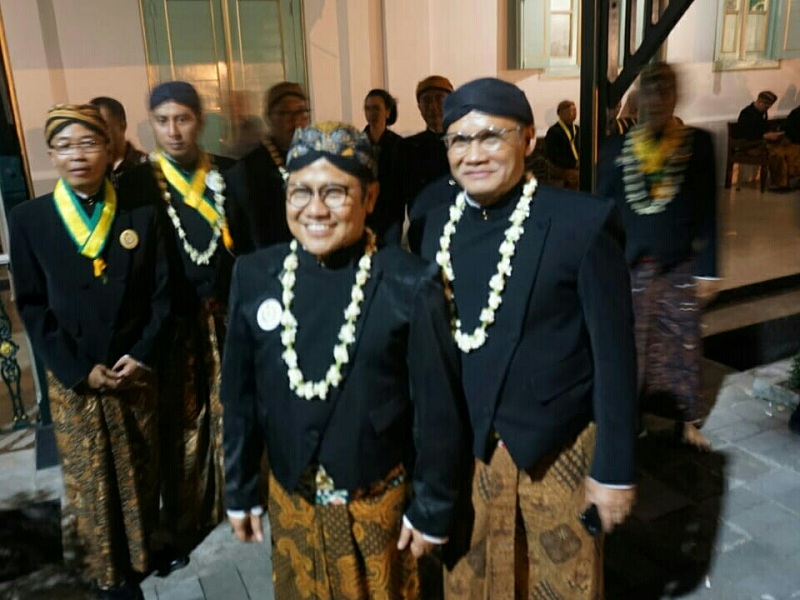 Ketum PKB Muhaimin Iskandar dan politisi PDIP Aria Bima ikut dalam kirab malam 1 Sura Mangkunegara. Foto: Medcom.id/Pythag