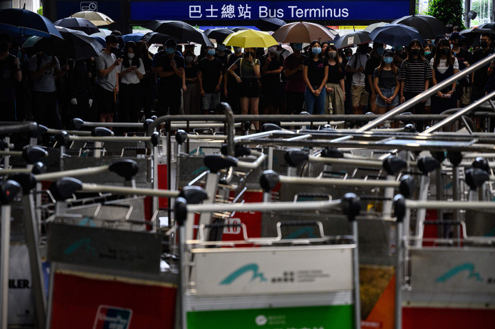 Demonstran Geruduk Bandara Internasional Hong Kong