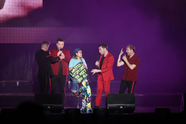 Cerita Penggemar Manfaatkan Momen Diajak Westlife Naik ke Panggung