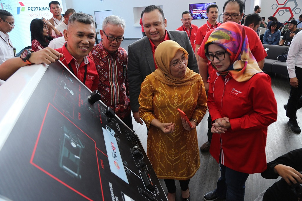 Direktur Utama Telkomsel Emma Sri Martini (kanan) dan Direktur Utama PT Pertamina Patra Niaga Nina Sulistyowati (kiri) usai penandatanganan nota kesepahaman antara Telkomsel dengan Pertamina Patra Niaga.